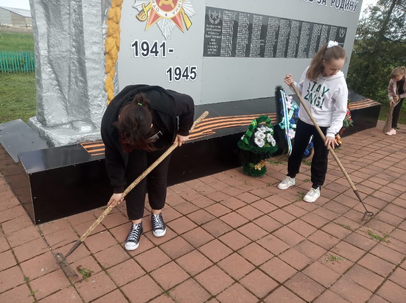 Традиционная акция « Обелиск» по уборке территории возле памятника погибшим односельчанам.