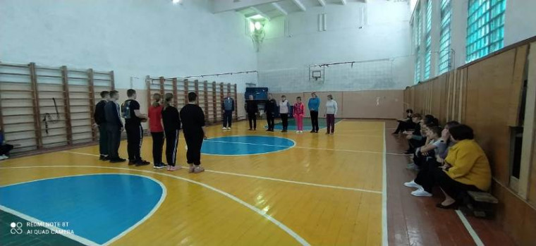 «Битва сезонов» (встреча по волейболу между учителями и обучающимися школы).