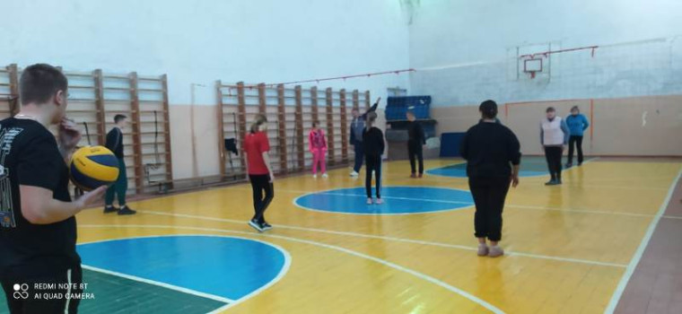 «Битва сезонов» (встреча по волейболу между учителями и обучающимися школы).