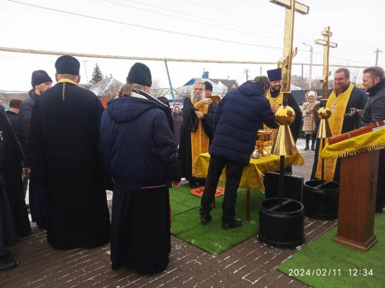 Освящение крестов  на куполах храма-часовни села Уточка.