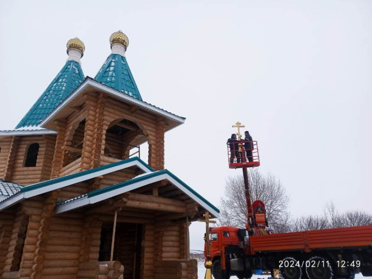 Освящение крестов  на куполах храма-часовни села Уточка.